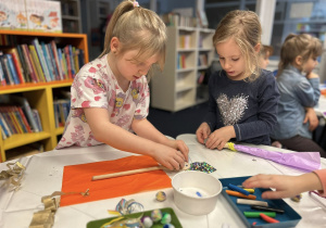 Dzieci przygotowują swoje kukiełki z bibuły, kolorowych kartek, pomponów, drucików i plasteliny.