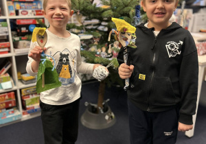 Dzieci pokazują swoje kukiełki wykonane z łyżki i innych materiałów.