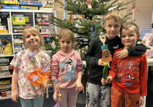 Dzieci pokazują swoje kukiełki wykonane z łyżki i innych materiałów.