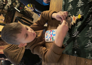 Dziecko ozdabia przywieszkę.