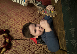 Dziecko ozdabia przywieszkę.