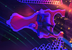 Chłopiec siedzi na fotelu Mikołaja.