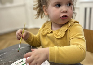 Dziewczynka ozdabia styropianowe ozdoby.