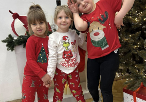 Dziewczyny z grupy IV stoją na tle dekoracji świątecznej.