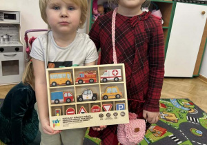 Dzieci pokazują co otrzymały od Mikołaja w prezencie.