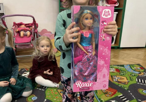 Dziecko pokazuje co przyniósł Mikołaj.