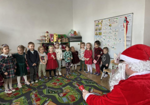 Dzieci śpiewają piosenkę dla Mikołaja.