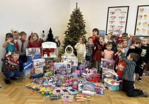 Zdjęcie grupowe - grupa IV otoczeni prezentami od Mikołaja.