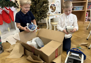 Dzieci otwierają wspólny prezent od Mikołaja.