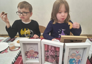 Dzieci jedzą ciasteczka.