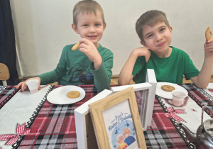 Dzieci jedzą ciasteczka.