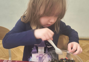 Dziewczynka miesza herbatkę.