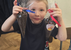 Chłopiec pokazuje swoją herbatkę.