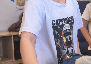 Chłopiec nakłada łyżką masę na ciasto.