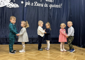 Dzieci tańczą w parach.