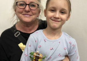 Dziewczynka siedzi na kolanach babci.