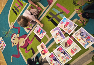 Dzieci oglądają plansze dydaktyczne.