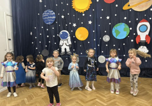 Dzieci z grupy drugie tańczą.