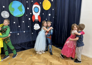 Dzieci z grupy IV tańczą w parach, przytuleni do siebie.