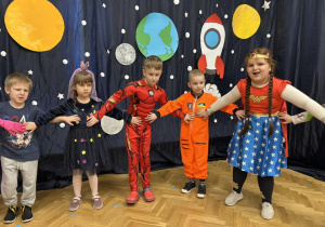 Dzieci z grupy IV tańczą w kole, trzymają się za brzuch