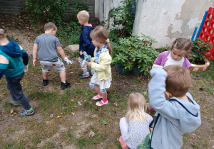 Dzieci szukają śmieci.