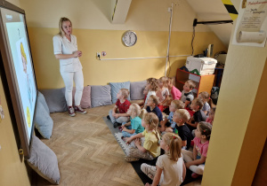 Dzieci oglądają prezentację i słuchają pogadanki.