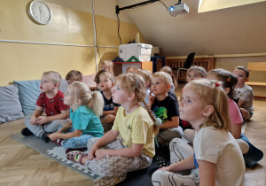 Dzieci oglądają prezentację i słuchają pogadanki.