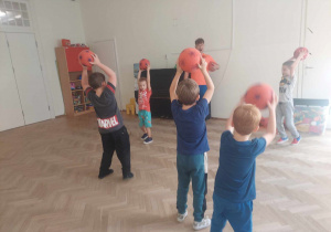 Dzieci z piłkami - zajęcia pokazowe.