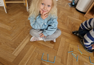 Dziecko układa literkę z klocków.