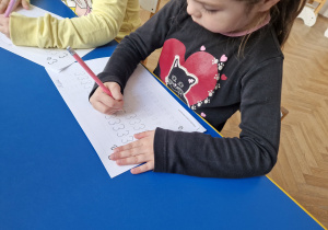 Dziecko pisze literki.