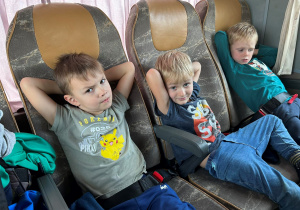 Dzieci siedzą w autokarze.