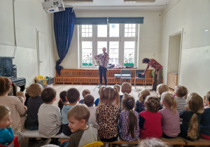 Dzieci na widowni, słuchają koncertu muzycznego.