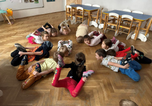 Dzieci wykonują ćwiczenia - zabawa jeżyk.