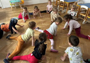 Dzieci wykonują ćwiczenia - zabawa jeżyk.