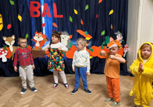 Grupa II tańczą na balu.