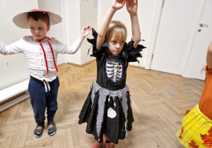 Dzieci z grupy III tańczą na balu.