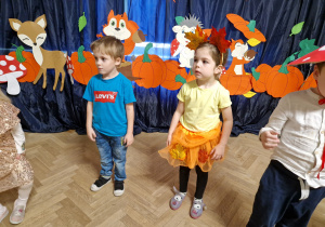 Dzieci z grupy III tańczą na balu.