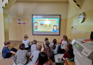 Dzieci oglądają film edukacyjny.