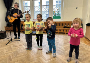 Dzieci grają na instrumentach podczas koncertu.