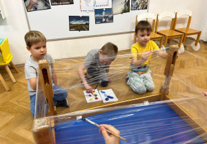 Dzieci malują na folii.