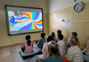 Dzieci oglądają film edukacyjny o prawach dziecka.