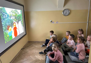 Dzieci oglądają film edukacyjny o prawach dziecka.