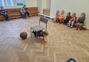 Dzieci wykonują ćwiczenia gimnastyczne.